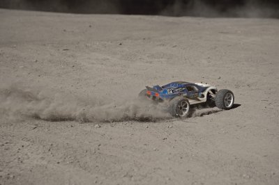 LRP S10 Blast 2 BRUSHLESS TX RTR - 1/10 Truggy s 2,4GHz RC soupravou