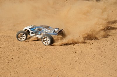 LRP S10 Blast 2 BRUSHLESS TX RTR - 1/10 Truggy s 2,4GHz RC soupravou