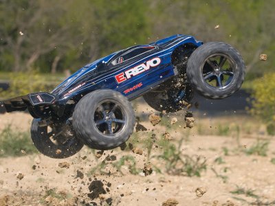 Traxxas E-Revo 1:10 TQi RTR bez karosérie a aku.