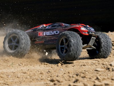 Traxxas E-Revo 1:10 TQi RTR bez karosérie a aku.