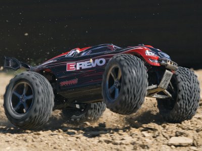 Traxxas E-Revo 1:10 TQi RTR bez karosérie a aku.