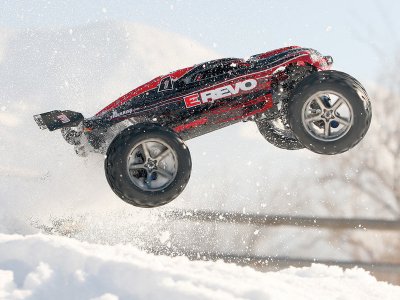 Traxxas E-Revo 1:10 TQi RTR bez karosérie a aku.