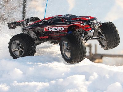 Traxxas E-Revo 1:10 TQi RTR bez karosérie a aku.