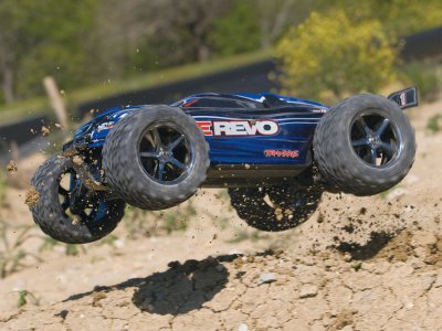 Traxxas E-Revo 1:10 TQi RTR bez karosérie a aku.