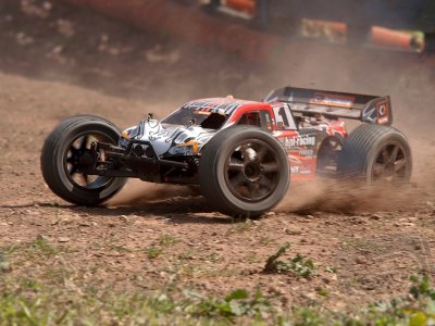 TROPHY 4,6 Truggy RTR s 2,4GHz RC soupravou