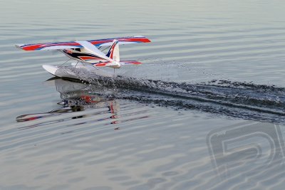 Kingfisher 1400mm ARF s koly, plováky a lyžemi