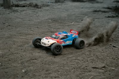 LRP S10 Twister Truggy RTR - 1/10 Electric 2WD s 2,4GHz RC