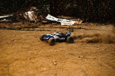 LRP S10 Twister Truggy RTR - 1/10 Electric 2WD s 2,4GHz RC