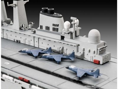 Revell 65172  set HMS Invincib