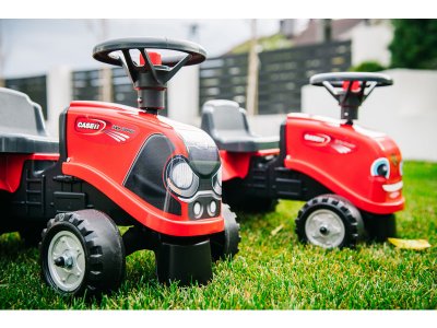 FALK - Dětské odrážedlo Baby Case IH s vlečkou, lopatkou a hrabičkami