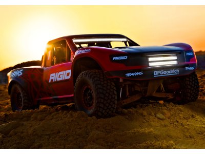 Traxxas Unlimited Desert Racer 1:8 TQi RTR s LED Rigid