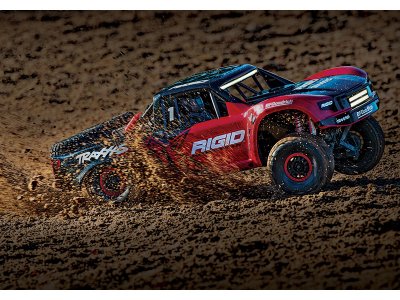 Traxxas Unlimited Desert Racer 1:8 TQi RTR s LED Rigid