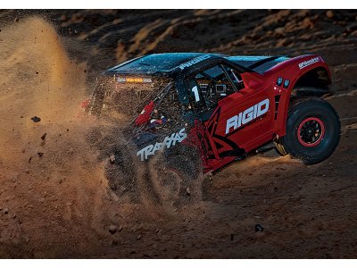 Traxxas Unlimited Desert Racer 1:8 TQi RTR s LED Rigid