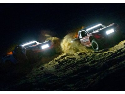 Traxxas Unlimited Desert Racer 1:8 TQi RTR s LED Rigid