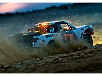 Traxxas Unlimited Desert Racer 1:8 TQi RTR s LED Rigid