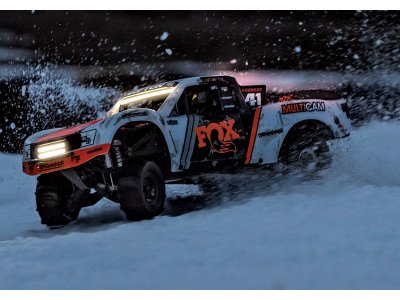 Traxxas Unlimited Desert Racer 1:8 TQi RTR s LED Rigid