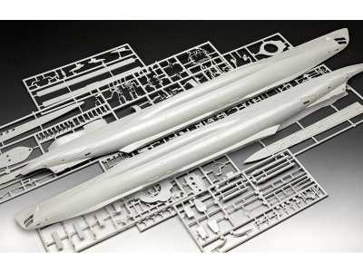 Revell ponorka Typ VII C/41 (Platinum Edition) (1:72)