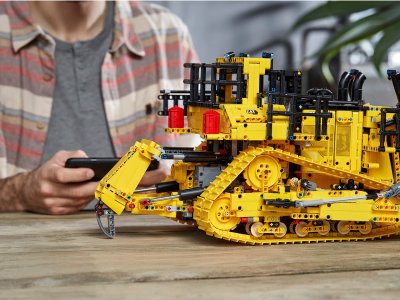 LEGO Technic - Buldozer Cat® D11 ovládaný aplikací