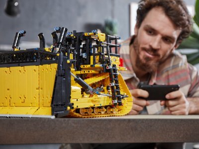 LEGO Technic - Buldozer Cat® D11 ovládaný aplikací