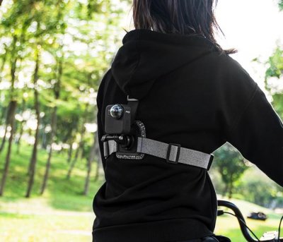 Nastavitelný hrudní popruh pro dvojitým fotoaparátem