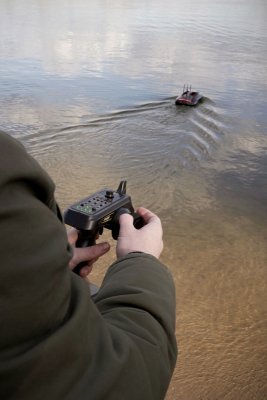 Zavážecí lodička Baiting 2500 2,4GHz RTR s GPS a sonarem