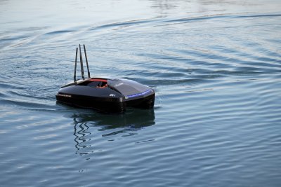 Zavážecí lodička Baiting 2500 2,4GHz RTR s GPS a sonarem