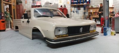Čirá karoserie PEUGEOT 504 včetně příslušenství, licencovaná, 313mm