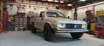 Čirá karoserie PEUGEOT 504 včetně příslušenství, licencovaná, 313mm