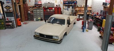 Čirá karoserie PEUGEOT 504 včetně příslušenství, licencovaná, 313mm