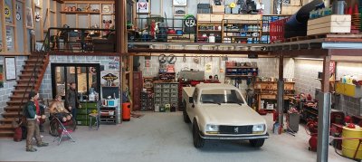 Čirá karoserie PEUGEOT 504 včetně příslušenství, licencovaná, 313mm