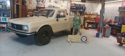 Čirá karoserie PEUGEOT 504 včetně příslušenství, licencovaná, 313mm