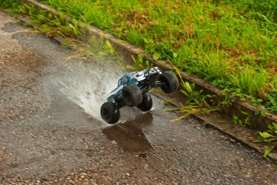 LRP S10 TWISTER 2 MT 2wd RTR Brushless - 1/10 Monster Truck s 2,4GHz RC soupravou