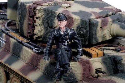 1/16 figurka německého sedícího kapitána Michaela Wittmann z 2 sv. války, ručně malovaná