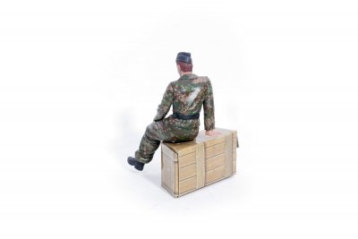 1/16 figurka sedícího německého řidiče tanku z 2 sv. války, ručně malovaná