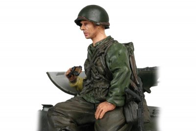 1/16 figurka sedícího kapitána US pěchoty z 2 sv. války, ručně malovaný