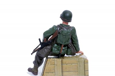 1/16 figurka sedícího kapitána US pěchoty z 2 sv. války, ručně malovaný