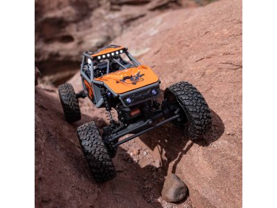 Axial Capra 1:18 4WD RTR šedá