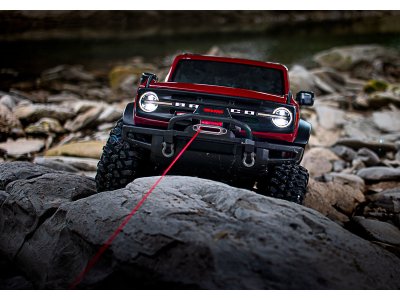 Traxxas TRX-4 Land Rover Defender 1:10 TQi RTR s navijákem pískový